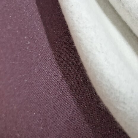 mauve glitter sweatstof close up van KicKenStoffen 