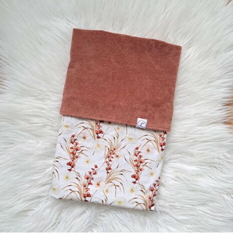 Leniesminiatelier maakte deze baby deken van poplin orchidee met badstof tricot van KicKenStoffen