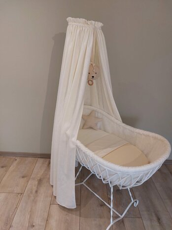 KicKenStoffen - familie wieg bekleed door droomzolderwiegjesvantoen met gewassen linnen off white en baby knit natural