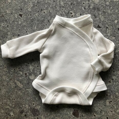 baby rompertje ribtricot soft gemaakt door klant van KicKenStoffen