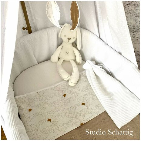 Studio Schattig maakte deze wieg met voile en nopjes en een dekentjes van Swessie wolkjes katoen