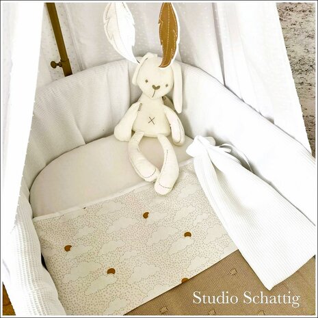 Studio Schattig maakte deze wieg met witte voile en nopjes en een dekentjes van Swessie wolkjes katoen