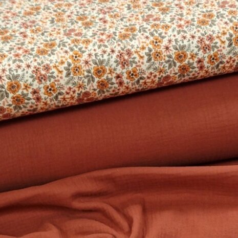 Swessie hydrofiel donker terracotta met struikbloem tricot van KicKenStoffen