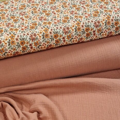 Swessie hydrofiel licht terracotta met struikbloem tricot van KicKenStoffen