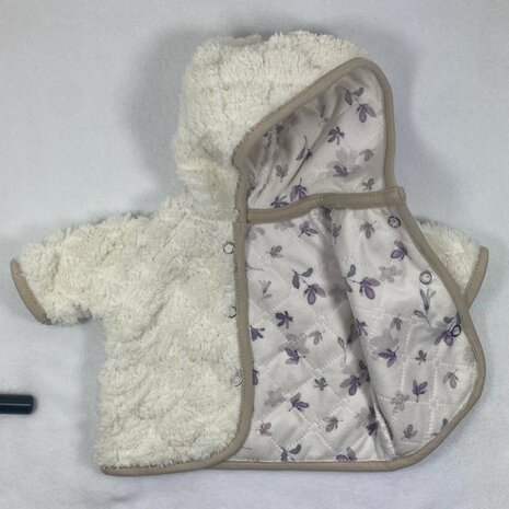 gevoerde teddy vestje afgerond door Nappi-poppenkleertjes