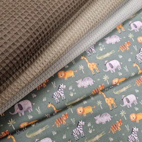 Safari dieren poplin met wafel aarmy olijf en dusty groen van KicKenStoffen