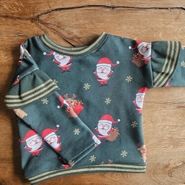 BEEBS kerst sweatstof sweater met groen cufjes afgewerkt door een klant van KicKenStoffen