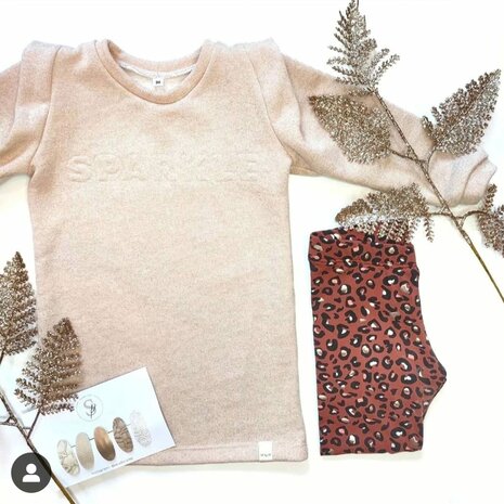 Glitter sweatstof katoen met tricot legging clayping panterprint met een touch of rose gold van KicKenStoffen