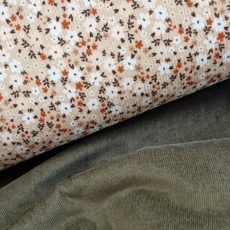 olijf katoenen stretch Corduroy babyrib met kleine bloem 4330052 ribtricot van KicKenStoffen