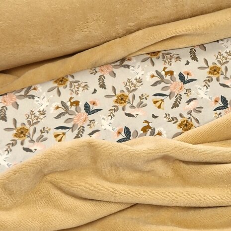 bloemen vogels en konijnen biologisch poplin katoen met beige camel licht bamboe katoen fleece van KicKenStoffen