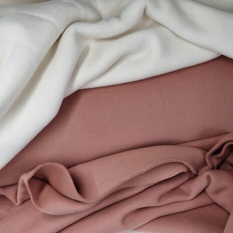 roze-terracotta en witte katoen zachte fleece van KicKenStoffen 