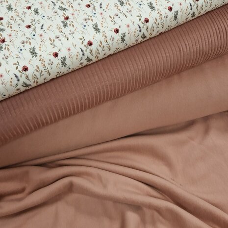 romantisch bloemenveld tricot met roze-terracotta katoen biologische fleece en brede rib tricot soft van KicKenStoffen