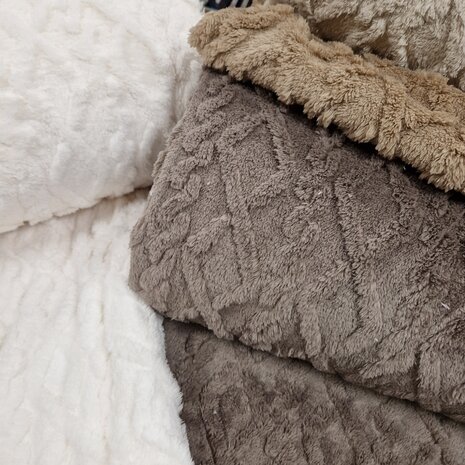 BEEBS kabel wellness teddy off white taupe en donker taupe van KicKenStoffen