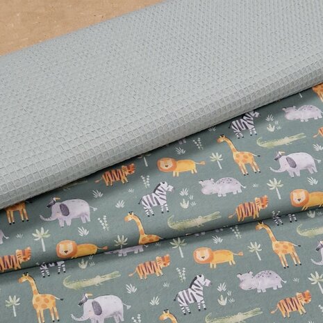 Safari dieren poplin met wafel dusty groen van KicKenStoffen