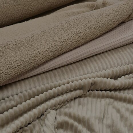 BEEBSbabyteddy donker taupe met wafel en minky strepen fleece in beige taupe van KicKenStoffen