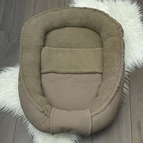 BEEBSbabyteddy donker taupe met wafeltricot  van KicKenStoffen babynestje gemaakt door huis draakje