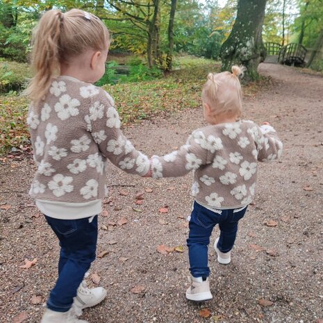  stretch jeans broekjes en daisy teddy met ribtricot soft gevoerde jasjes gemaakt door mbym.sewing - stoffen KicKenStoffen