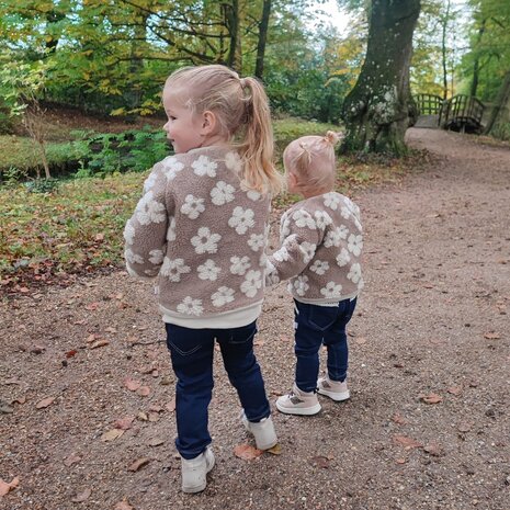  stretch jeans broekjes en daisy teddy met ribtricot soft gevoerde jasjes gemaakt door mbym.sewing - stoffen KicKenStoffen