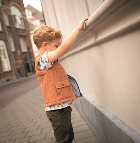 jongens bodywarmer en shirtje naaipatroon poppy magazine 22 van KicKenStoffen