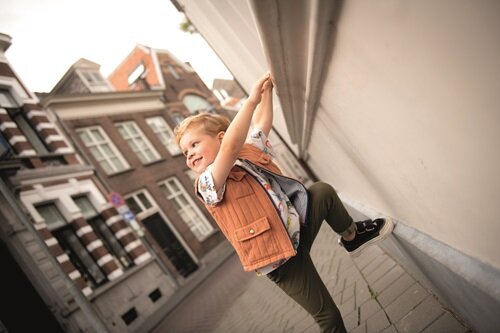 jongens bodywarmer en shirtje en kinderbroekje naaipatroon poppy magazine 22 van KicKenStoffen