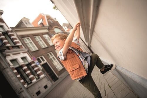 jongens bodywarmer en shirtje en kinderbroekje naaipatroon poppy magazine 22 van KicKenStoffen