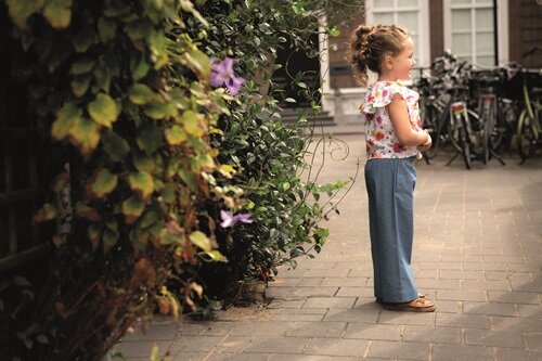 meiden shirtje en kinderbroekje naaipatroon poppy magazine 22 van KicKenStoffen