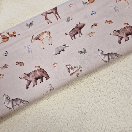 bosdieren met beige ondergrond met baby teddy natural van KicKenStoffen