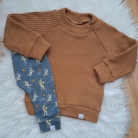 space tricot met cacao gebreide katoene stof broekje en sweater door Leniesminiatelier van KicKenStoffen