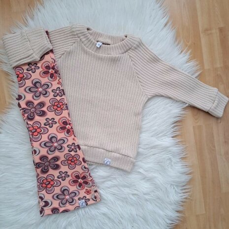 retro bloemen tricot met big knit beige een flared en sweater door Leniesminiatelier van KicKenStoffen