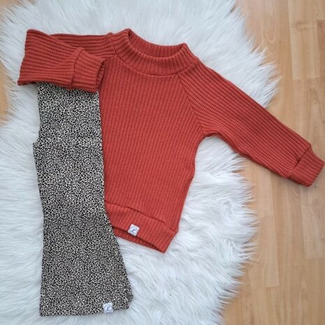 pantertje tricot met terracotta gebreide katoene stof flaredbroekje en sweater door Leniesminiatelier van KicKenStoffen