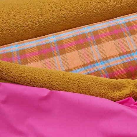 ruitenflanel met cognac teddy stof en fuchsia katoenen tricot van KicKenStoffen