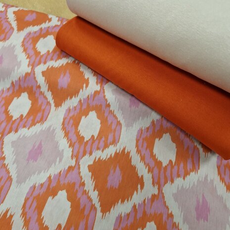 Ikat katoen voile  117386 met terracotta en kiezel boordstof van KicKenStoffen