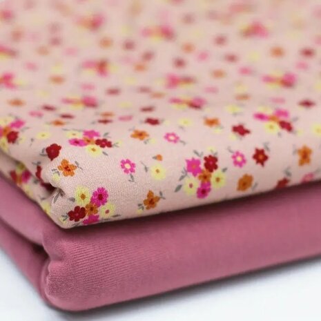 BEEBS kleine roze bloemen - digitale tricot met framboos roze uni tricot van kickenstoffen