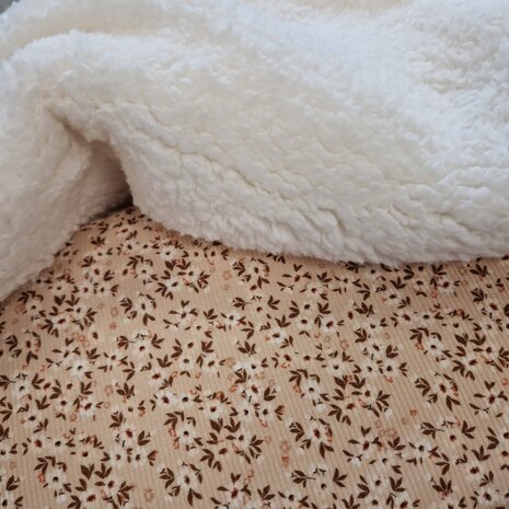 BEEBS ribtricot SOFT bloembom met fluffie teddy wit van KicKenStoffen