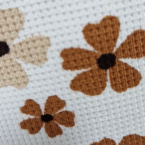 03151 waffle knit flowers beige bruin van KicKenStoffen 