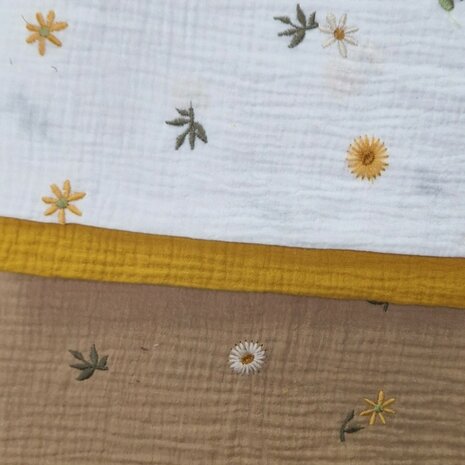 beige &amp; wit geel groen bloemen broderie hydrofiel van KicKenStoffen