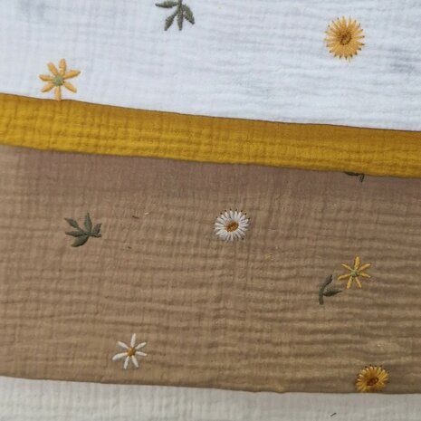 wit &amp; beige geel groen bloemen broderie hydrofiel van KicKenStoffen