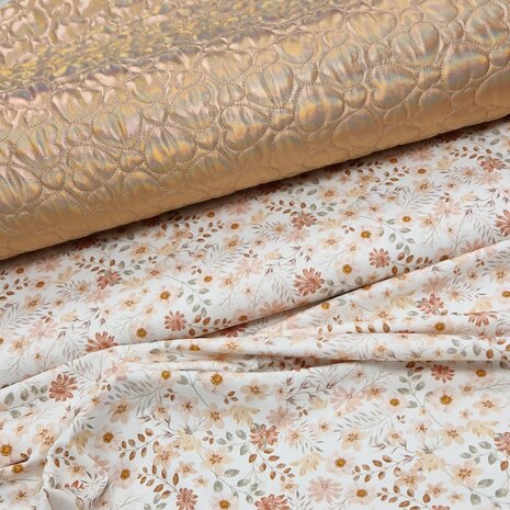 BEEBStricot pastel bloem met gewatteerde hartjes  stof rose goud van KicKenStoffen