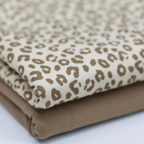 BEEBStricot beige Luipaard print met donker taupe uni tricot van KicKenStoffen