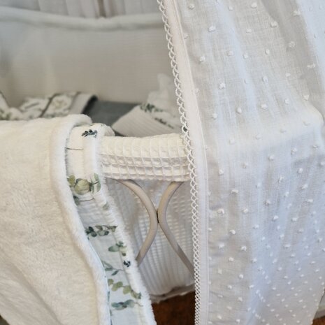 omslagdoek  wieg bekleed BEEBS off white wafel - voile nopje off - eucalyptus takjes - wellness teddy @kickenstoffen gemaakt do