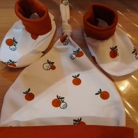 newborn set gemaakt door klant met mandarijnen tricot KicKenStoffen