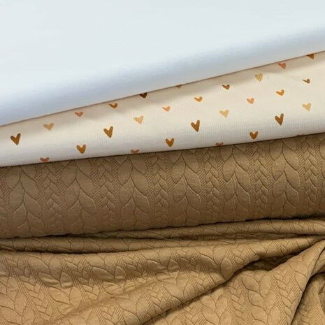 kabeltricot camel - babyrib soft hartjes - katoenen voile off white voor wiegbekleding KicKenStoffen