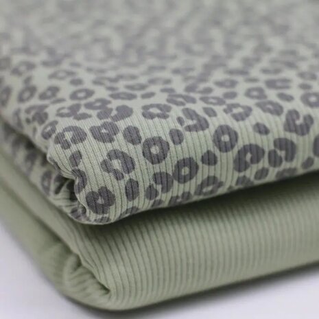 BEEBS effen en panter babyrib tricot SOFT dustygroen van KicKenStoffen