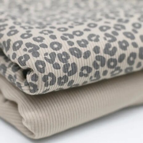 BEEBS effen en panter babyrib tricot SOFT beige kiezel van KicKenStoffen