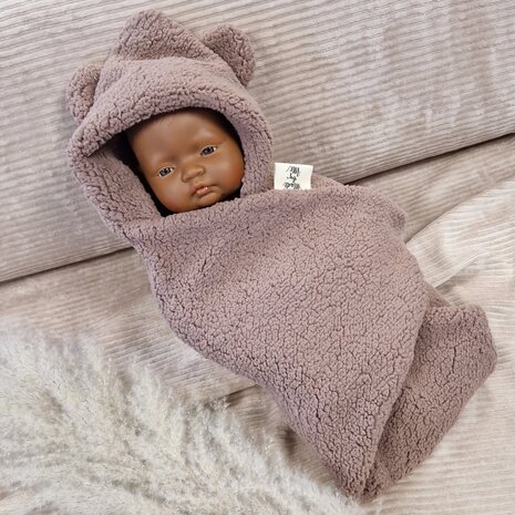 poppen teddy omslagdoek patroon poppenuitzet van kickenstoffen - babyteddy oud mauve - broderie hydrofiel roze