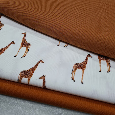 ribtricot soft cognac met girafjes KicKenStoffen