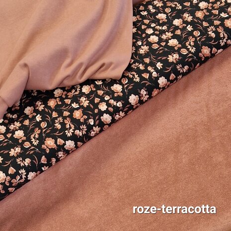 BEEBS bloemen tricot met roze-terracotta badstof tricot en boordstof van KicKenStoffen