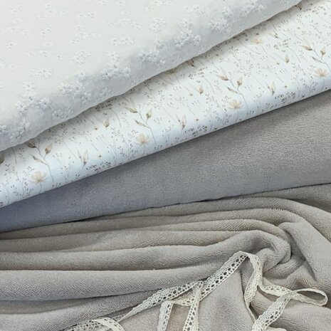 bamboe katoen fleece beige - kloskant natural - broderie hydrofiel natural - poplin natuur bloem KicKenStoffen