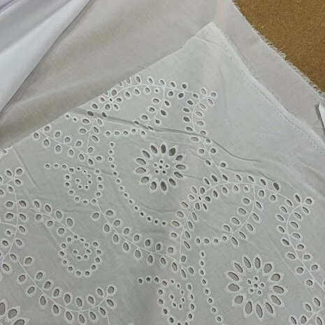 paisley broderie met witte voile eronder van KickenStoffen