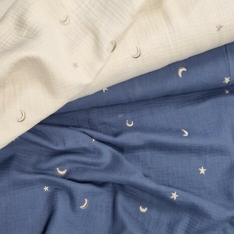 broderie hydrofiel maan en sterren jeans blauw en natural beige van KicKenStoffen